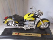 MOTO 1/18  HONDA VALKYRIE F6C JAUNE NOIRE 1999 MAISTO  AVEC SOCLE D'EXPOSITION