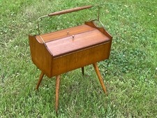 travailleuse en bois naturel