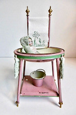 RARE PETIT MEUBLE DE TOILETTE EN MÉTAL LAQUÉ + BÉBÉ DE BAIN EN BISCUIT Ht 21 cm