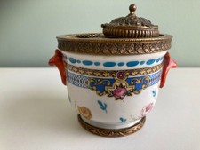 ENCRIER ANCIEN PORCELAINE DECOREE COUVERCLE ET SOCLE BRONZE
