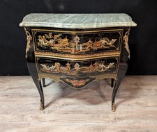 Commode de style Louis XV laquée noire à décors de chinoiseries et incrustations
