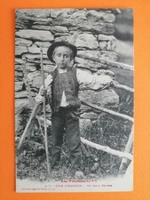 CPA Types des PYRÉNÉES ENFANT Costumes bâton de BERGER Little Shepherd of Sheep