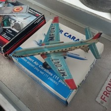 Jouets aviation à friction et autour d'une bougie en forme d' aéronef.