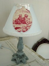 Charmante lampe patinée avec abat-jour médaillon de toile de  toile de Jouy