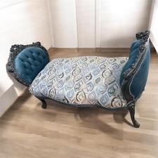 Une banquette Louis XVI bois massif bleu foncé et gris avec finitions élégantes