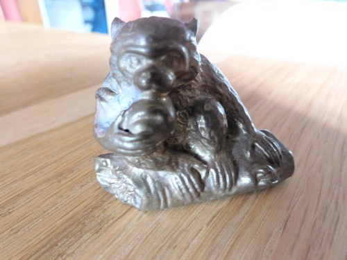 Asie singe assis bronze - en,