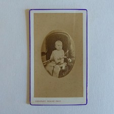 Photo par Constant Peigné à St Nazaire Bébé Nourrisson  tenu par sa mère CDV