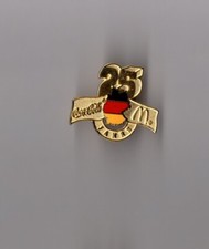 pin's McDonald's - Coca cola / Mac Donald's Allemagne 25 ans (doré) 