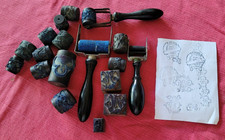 LINGE ANCIEN :LOTS D'ANCIENS ROULEAUX A FESTONNER  AVEC DIVERS TAMPONS 19 PIECES