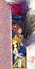 LOT PLUMES, RUBANS en SOIE, FLEURS TISSU, ÉPINGLES à CHAPEAUX et BOITE ANCIENNE