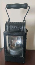 Ancienne Lampe Lanterne Carbure de Chemin de Fer en métal avec poignée en bois 