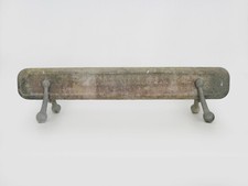 Barre de cheminée en béton et pied en fonte. Radiateur électrique ancien