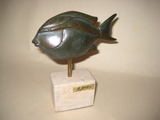 SCULPTURE RESINE TEINTEE BRONZE ART DECO POISSON SUR SOCLE PAR ANDRE PAIZ, PAOR