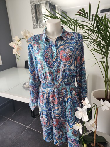 Une robe imprimée taille - une,
