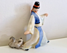 figurine miniature au chat en