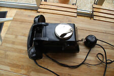 Téléphone mural noir ancien.