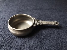 Ancienne écuelle en Étain avec manche déco. Pour Collection. - Avec Poinçon -.