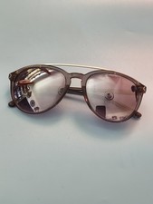 Paire de lunettes de soleil