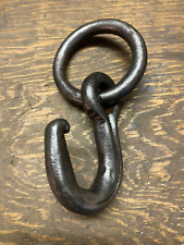 Ancien anneau et son crochet