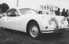 G482 Jaguar XK 140. Circuit course, Angleterre 1970. Photo argentique