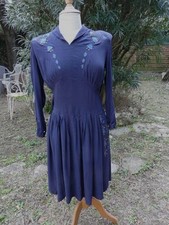 robe ancienne brodée en crêpe années 40