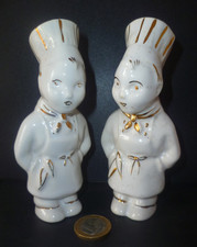 ANCIENNE PAIRE DE SALERONS PETITS CUISINIERS EN PORCELAINE