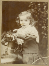 Fillette sur un tricycle cheval, jouet, Vintage citrate print c.1895/00 - 18x13