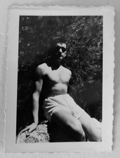 Homme torse nu pose en short