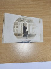Carte postale ancienne - Estaminet Cousin - Facteur et vélo - Début XXe siècle