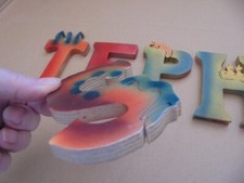 Lettre en bois sculpté