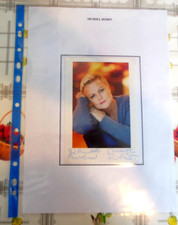 AUTOGRAPHE DE MURIEL ROBIN DANS POCHETTE 21 X 30 CM