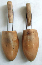 Paire d'anciens embauchoirs en bois, formes à chaussures, écarteurs... en l'état