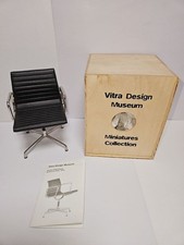 Chaise miniature en aluminium