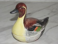 Terrine en barbotine, Signé