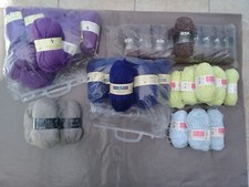 40 pelotes de laine neuves