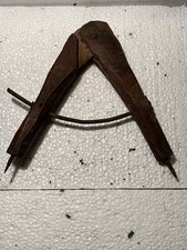 Ancien grand compas en bois de menuisier fin 800 sculpté