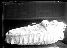 Portrait enfant bébé couffin - ancien négatif photo verre an. 1920