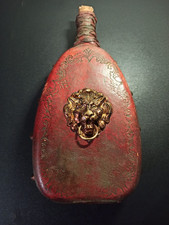 Ancienne gourde en cuir repoussé rouge motif tête de lion