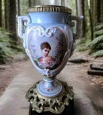 Vase Médicis décor  galante et fleurs porcelaine et bronze dlg de Sèvres Paris