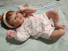 joli bébé reborn souriante