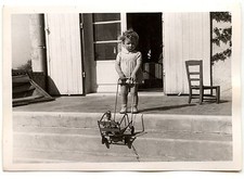 Petite fille avec poussette