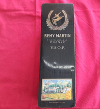 ANCIENNE BOITE EN METAL REMY MARTIN FINE CHAMPAGNE COGNAC - VIDE DECOR EN RELIEF