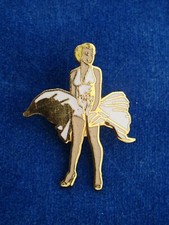 JOLI Nice TOP ! PIN'S Badge MARYLINE MONROE PIN-UP
