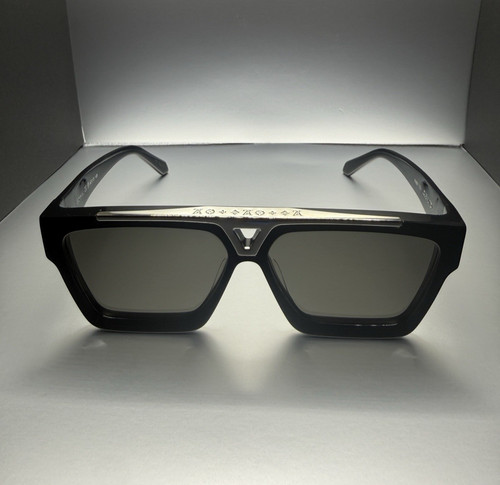 Rare silver louis vuitton - *rare,