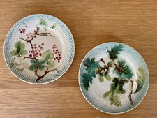 2 Assiettes en Barbotine Décor Fruits 