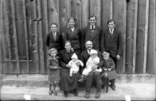 Groupe famille devant porte grange 02 -  ancien négatif photo verre an. 1940