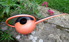 ARROSOIR VINTAGE RIVIERA EN PLASTIQUE ORANGE ET NOIR