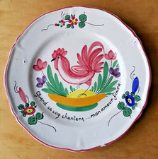 Très ancienne assiette parlante en faïence de l’est, décor coq