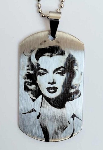 Médaille pendentif gravé - médaille,