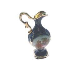 Petite carafe ancienne porcelaine bleue scène galante – 15 cm – Socle feutrine 